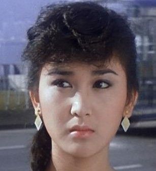 <em>性感女神温碧霞</em>+年近五旬秀3吋事业线