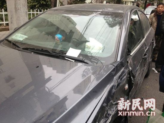 上图均为在事故中受损的车辆。新民晚报记者 曹文清 摄 上图均为在事故中受损的车辆。新民晚报记者 曹文清 摄