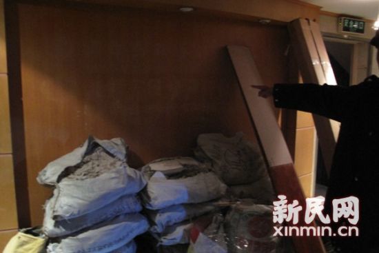 5套房子竟被全部打通,多堵承重墙被敲毁。新民晚报屠仕超摄 5套房子竟被全部打通,多堵承重墙被敲毁。新民晚报屠仕超摄