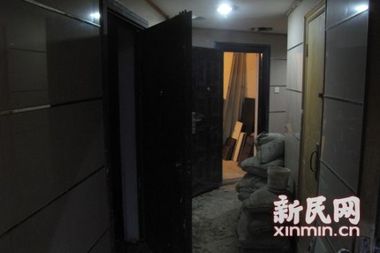 黄沙、水泥、木板、塑料管等材料凌乱地堆放在地上。新民晚报屠仕超摄 黄沙、水泥、木板、塑料管等材料凌乱地堆放在地上。新民晚报屠仕超摄