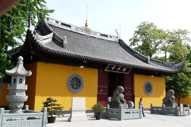 龙华寺烧香祈福