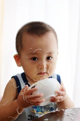 卖萌吃面弟走红网络 可爱小模样引围观