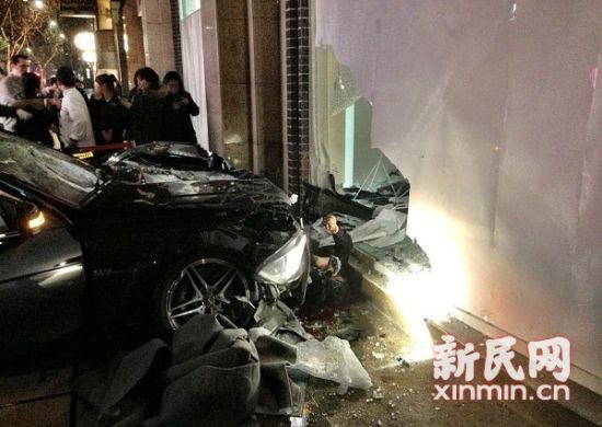 奔驰车冲上人行道伤人。新民晚报记者屠仕超 摄 奔驰车冲上人行道伤人。新民晚报记者屠仕超 摄