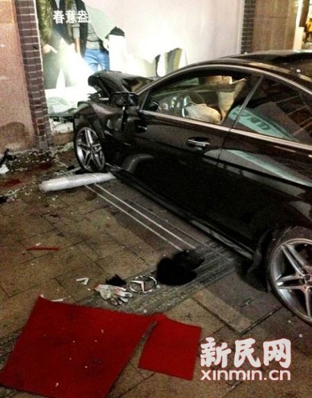 奔驰车冲上人行道伤人。新民晚报记者屠仕超 摄 奔驰车冲上人行道伤人。新民晚报记者屠仕超 摄