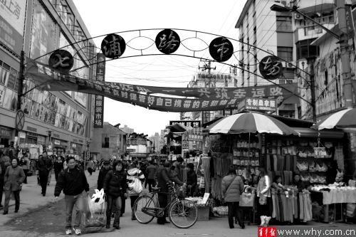 七浦路服装批发市场。本报资料图 记者 施剑平 摄 七浦路服装批发市场。本报资料图 记者 施剑平 摄