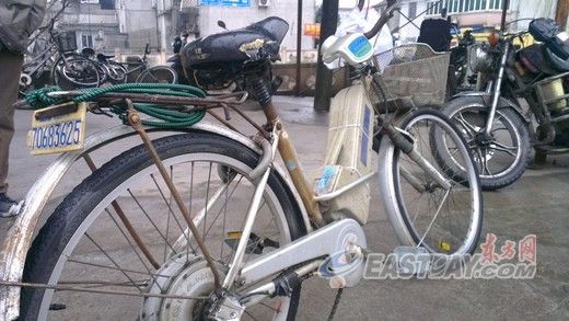 电动自行车已被撞得扭曲变形 电动自行车已被撞得扭曲变形