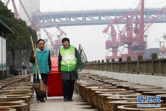 上海夫妇9年捞起上千吨黄浦江内的垃圾