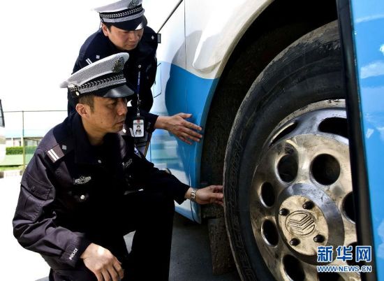 上海：交警进行节前车辆安全大检查