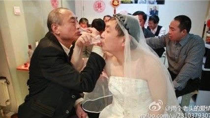 北京老年同性恋披婚纱完婚(图)