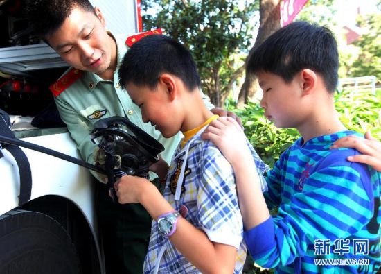 上海：消防演练为盲童开辟逃生通道