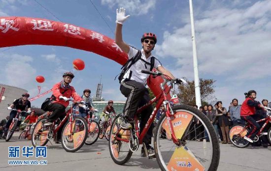 “横沙岛首届自行车骑游大会”在沪举行