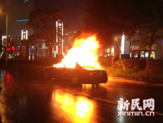 奔驰S级豪华轿车被大火包围并最终烧毁。来源:网友供图 奔驰S级豪华轿车被大火包围并最终烧毁。来源:网友供图
