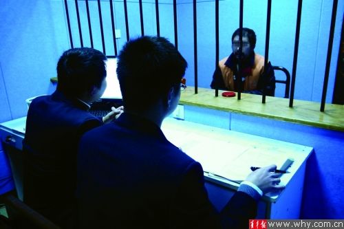检查官提审康某。检察院供图 检查官提审康某。检察院供图