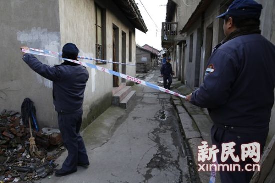 航头镇沈庄老街民房内一女子身亡,警方展开现场调查。新民网 萧君玮 现场拍摄 航头镇沈庄老街民房内一女子身亡,警方展开现场调查。新民网 萧君玮 现场拍摄