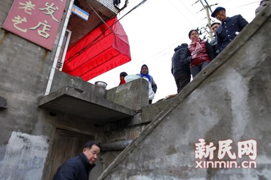 附近居民称19日晚间有相当多居民围观事发地。新民网 萧君玮 现场拍摄 附近居民称19日晚间有相当多居民围观事发地。新民网 萧君玮 现场拍摄