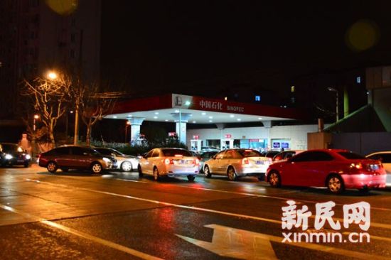 闻讯而来的司机在中石化加油站排队加油。新民网记者卜春艳 摄 闻讯而来的司机在中石化加油站排队加油。新民网记者卜春艳 摄