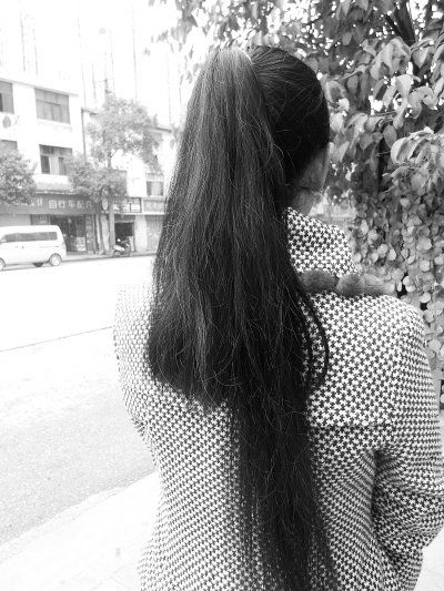 <em>看</em>灯展被剪<em>头发</em> 女子被人偷剪掉40厘米长发(图