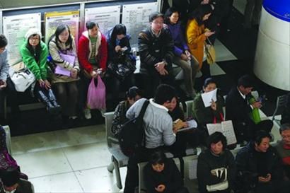 浦东新区交易中心里许多交易者正在排队等待办理 晨报记者 殷立勤 浦东新区交易中心里许多交易者正在排队等待办理 晨报记者 殷立勤