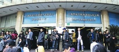 □闵行房产交易中心大门前人潮涌动/王浩然 □闵行房产交易中心大门前人潮涌动/王浩然