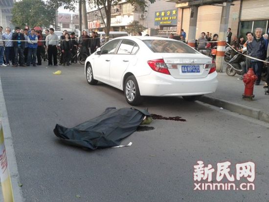 女子坠桥身亡引发大量群众围观。通讯员段雨菲 摄 女子坠桥身亡引发大量群众围观。通讯员段雨菲 摄