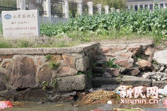 松江环保部门溯源而上,一路都见到死猪。图为平湖市水利局设立的水质监测点。图来源:松江环保局 松江环保部门溯源而上,一路都见到死猪。图为平湖市水利局设立的水质监测点。图来源:松江环保局