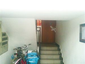 嫌疑人租住的房子已被贴上封条。 嫌疑人租住的房子已被贴上封条。