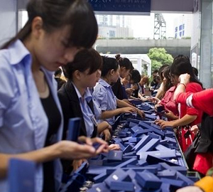 万达广场外几十元卖奥地利水晶 实为假洋货