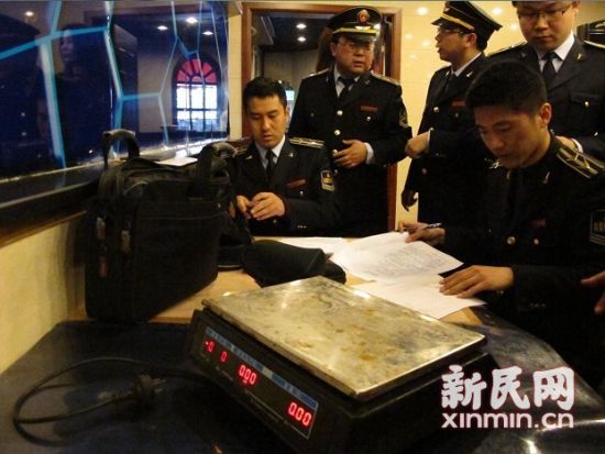 质监执法人员前往美林阁四平路店检查。 新民网记者 沈文林 现场回传 质监执法人员前往美林阁四平路店检查。 新民网记者 沈文林 现场回传