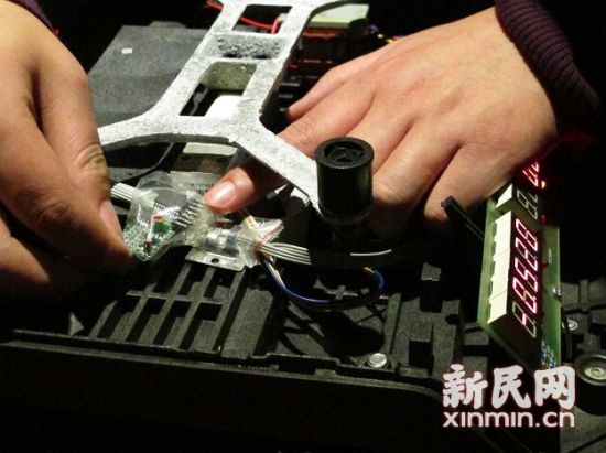 质监执法人员在电子秤内发现了遥控接收器。 新民网记者 沈文林 现场回传 质监执法人员在电子秤内发现了遥控接收器。 新民网记者 沈文林 现场回传