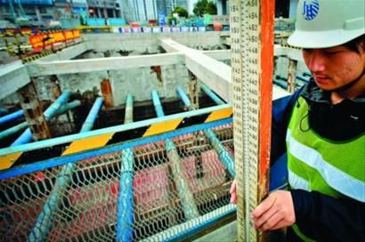 轨道交通汉中路枢纽13号线车站施工现场,施工人员正在测量。 晨报记者 竺钢 轨道交通汉中路枢纽13号线车站施工现场,施工人员正在测量。 晨报记者 竺钢