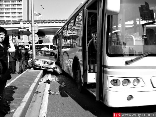 出租车被“夹”得有些变形,所幸车内司机乘客无碍。 网友供图 出租车被“夹”得有些变形,所幸车内司机乘客无碍。 网友供图