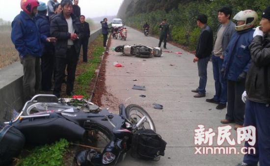 崇明发生一起交通事故致一死一伤。通讯员供图 崇明发生一起交通事故致一死一伤。通讯员供图