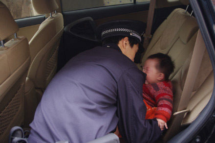 图说:消防官兵敲碎车窗,民警救出男孩。读者供图 图说:消防官兵敲碎车窗,民警救出男孩。读者供图