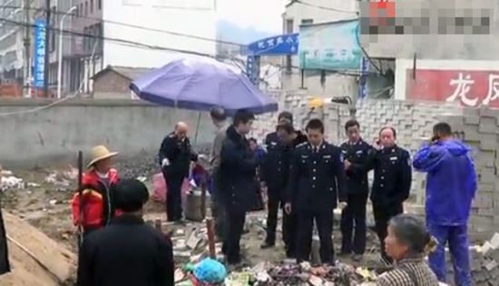 村民锄头砸碎城管脑袋(图) 村民锄头砸碎城管脑袋(图)