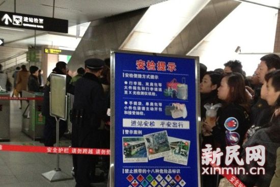 今日早高峰江湾镇站限流进站。网友供图 今日早高峰江湾镇站限流进站。网友供图