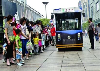 □每年儿童节等节日,步行街上铛铛车都会迎来众多乘客。 /晨报记者 竺钢 □每年儿童节等节日,步行街上铛铛车都会迎来众多乘客。 /晨报记者 竺钢