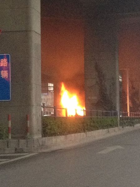 真北路一车辆自燃。网友图 真北路一车辆自燃。网友图