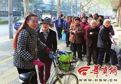 昨日，市民在西安秦華天然氣營(yíng)業(yè)廳排隊(duì)購(gòu)買天然氣，隊(duì)伍迂回排出了大門