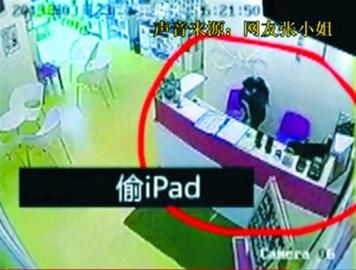 监控视频显示小女孩在收银台前翻找财物。 /视频截图 监控视频显示小女孩在收银台前翻找财物。 /视频截图