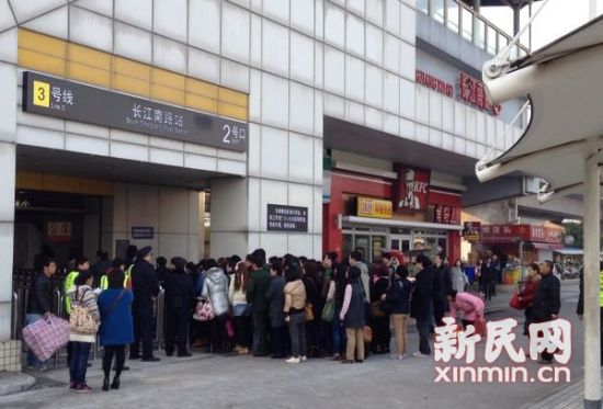 图说:今天早晨3号线长江南路站限流后,进站口