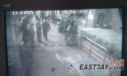 监控画面显示:事故发生后,标致车司机居然逃进附近小区。 监控画面显示:事故发生后,标致车司机居然逃进附近小区。
