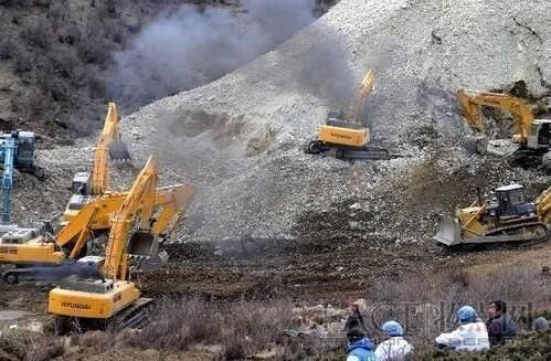 拉萨山岭塌方现场伤亡不详(2)