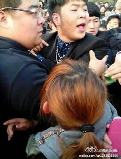 大叔不太囧 杜海涛与求合影高中生打斗