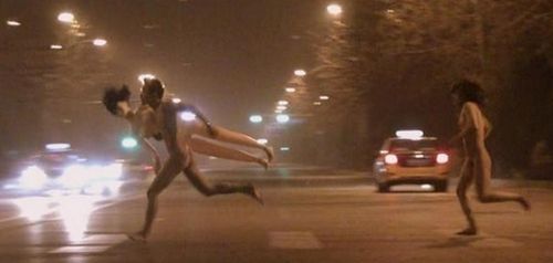 裸奔哥侵袭望京 夹充气娃娃街头飞奔(图)_新浪