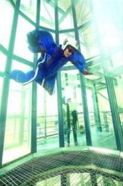 □经过专业培训,可以在风洞中体验失重飞翔的感觉。 /晨报记者 杨眉 □经过专业培训,可以在风洞中体验失重飞翔的感觉。 /晨报记者 杨眉