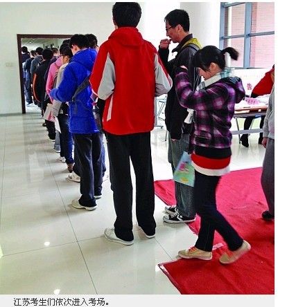 学生排队进考场 学生排队进考场
