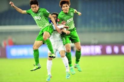 杭州绿城队球员王林 (左)、金东进(右)与上海申