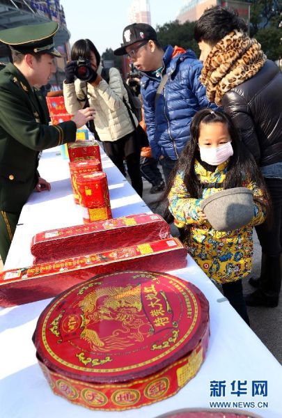 上海举行“安全燃放烟花爆竹”宣传活动