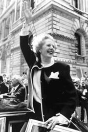 □1987年6月11日,实现三连任的英国首相撒切尔夫人向群众招手致意。 本版图片 新华社 □1987年6月11日,实现三连任的英国首相撒切尔夫人向群众招手致意。 本版图片 新华社