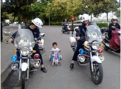 巡警开摩托车护送<em>3岁男童</em>踩玩具单车回家_新